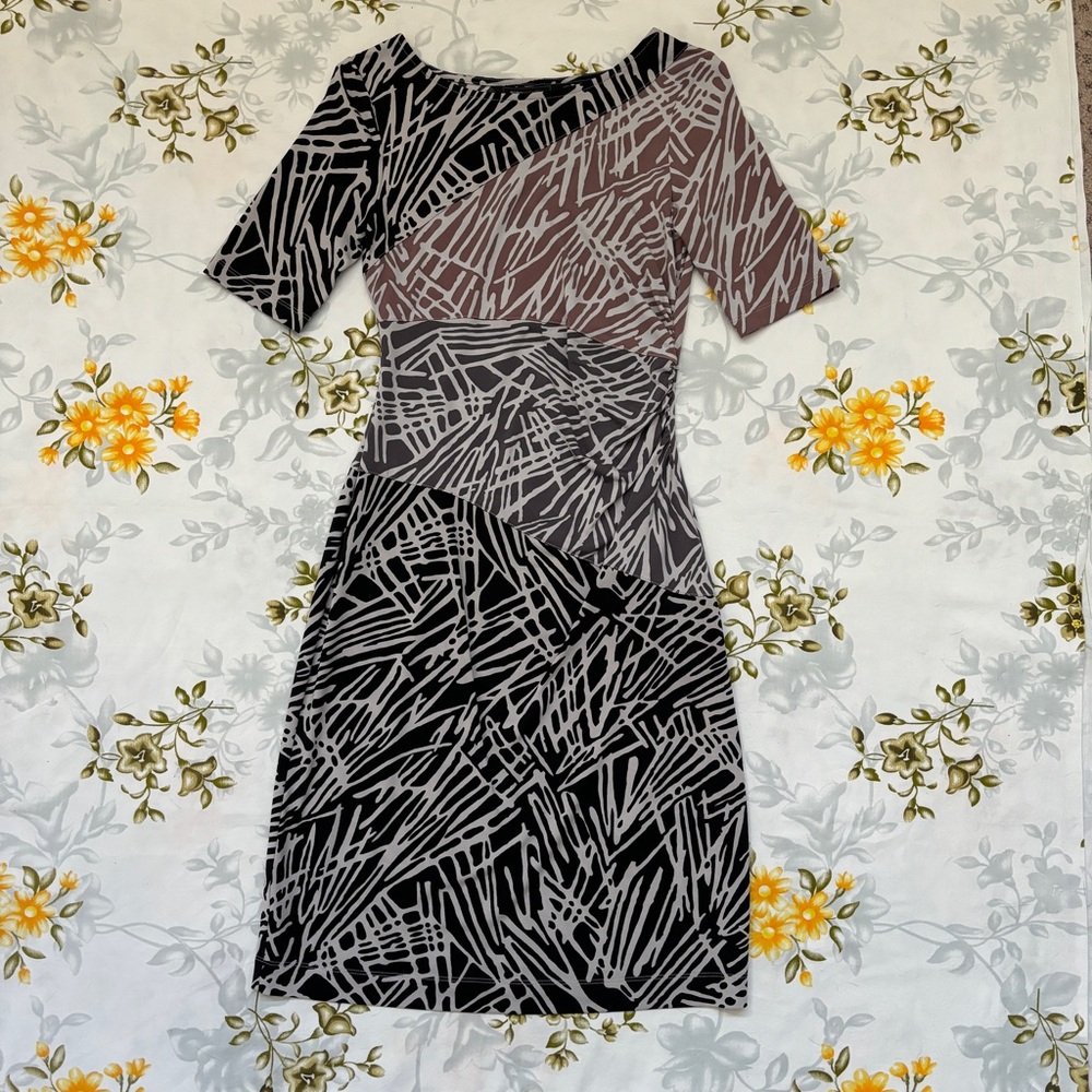 BCBG MaxAzria Size XS Short Sleeve Patterned Dress